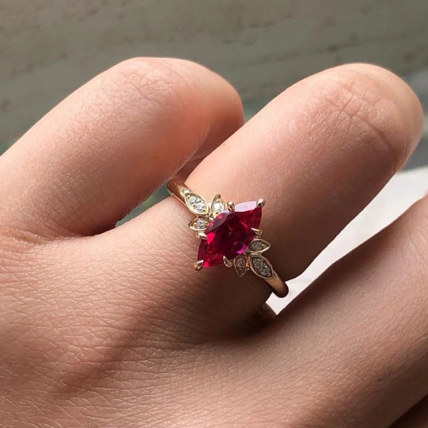 1.00 Karat Markiz Yakut Ve Pırlanta Yapraklı Yüzük MY3910