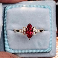 1.00 Karat Markiz Yakut Ve Pırlanta Yapraklı Yüzük