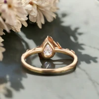Damla Beyaz Topaz Yaprak Tasarım Yüzük 