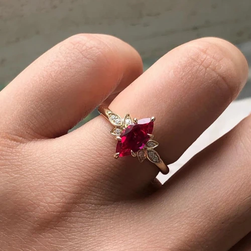 1.00 Karat Markiz Yakut Ve Pırlanta Yapraklı Yüzük MY3910